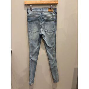 Express 00 NWOT light wash rough hem distressed seam detail stretch + denim perf